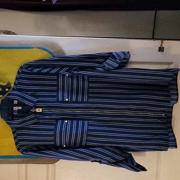 A dress shirt from Michael  kors , has zipper enstead of buttons. - Picture 1 of 4